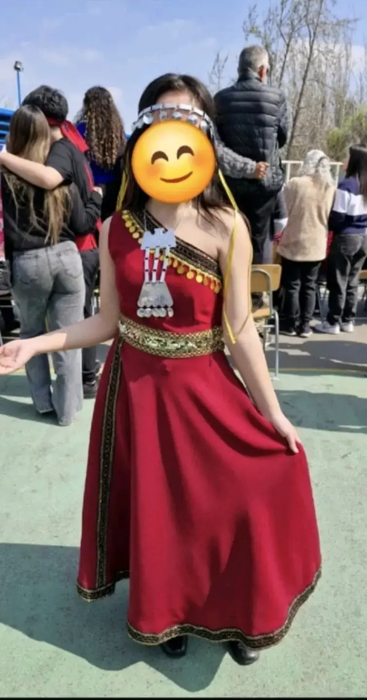 Vestido tradicional mapuche incluye accesorios
