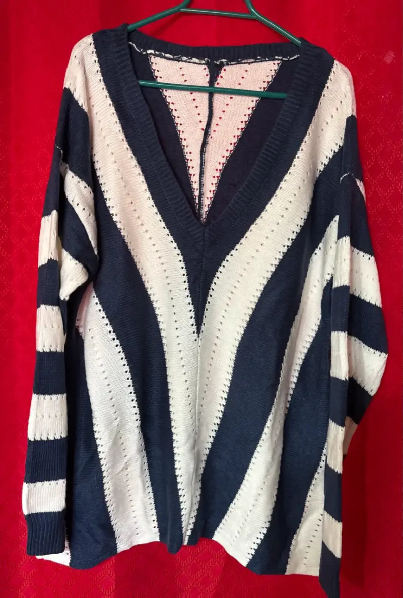 Suéter de rayas azul y blanco con cuello en V