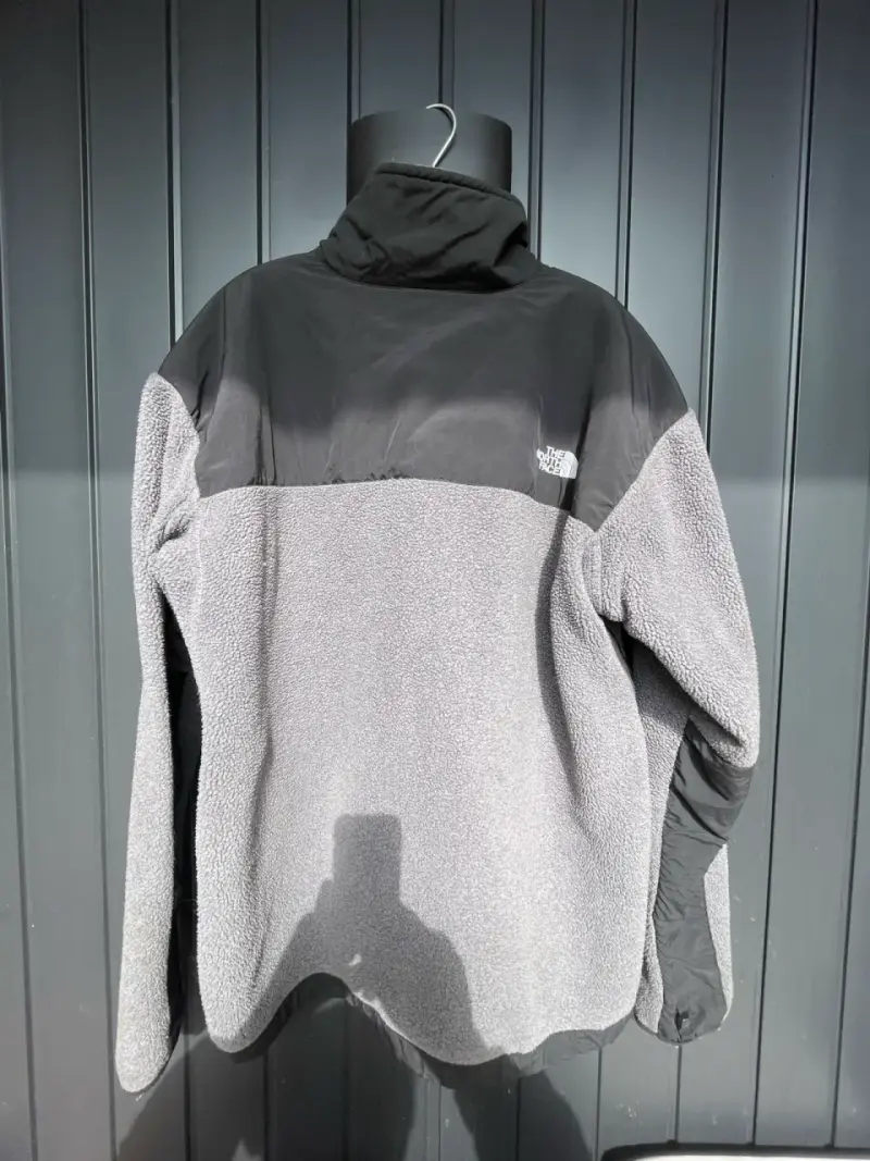 Chaqueta polar The North Face gris y negra - 2