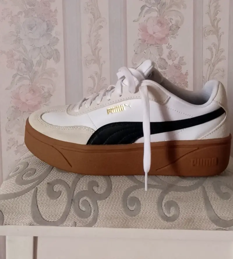Zapatillas Puma blancas con suela marrón, platafo - 1