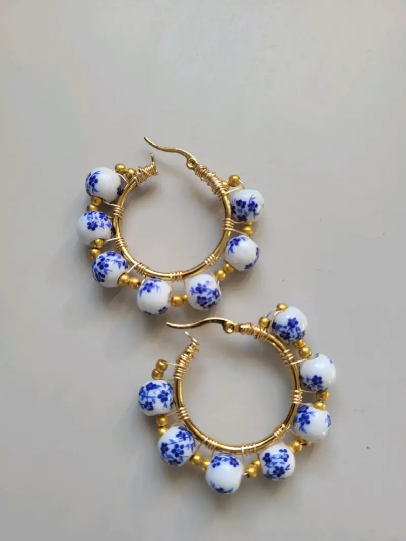 Aros de aro dorados con cuentas de cerámica azul - 1