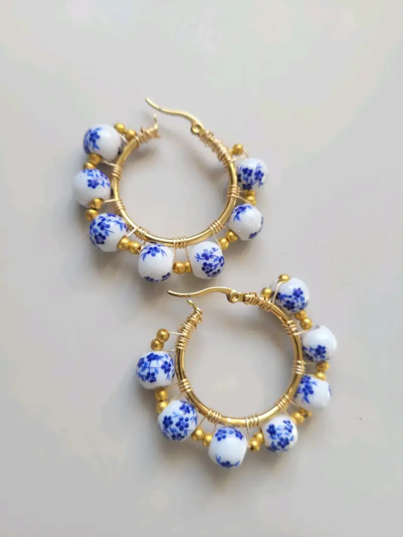 Aros de aro dorados con cuentas de cerámica azul - 2