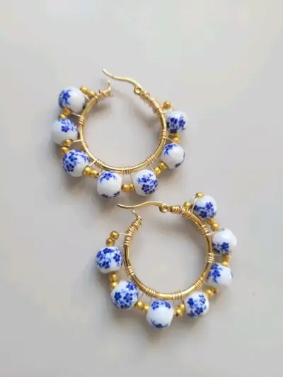 Aros de aro dorados con cuentas de cerámica azul - miniatura 2
