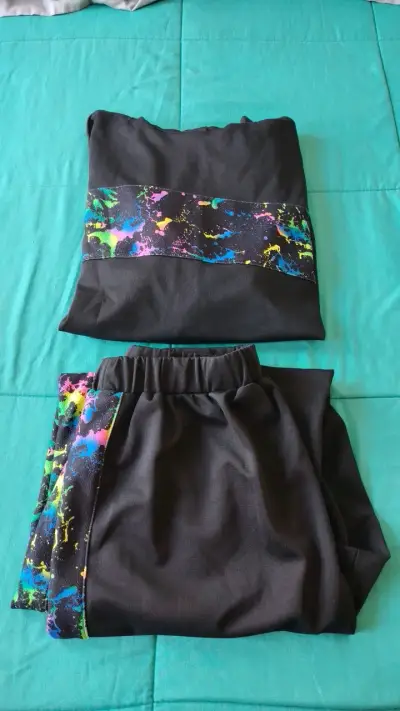 Conjunto deportivo negro con diseño colorido - miniatura 1