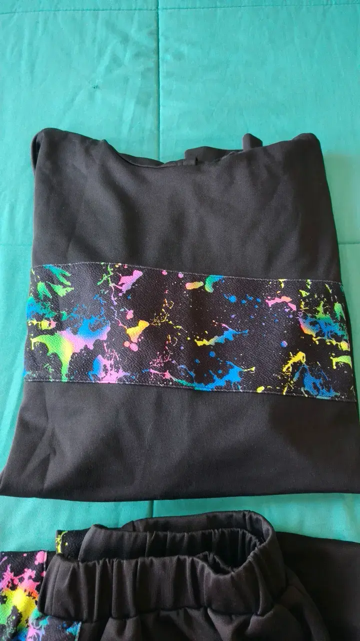 Conjunto deportivo negro con diseño colorido - 2