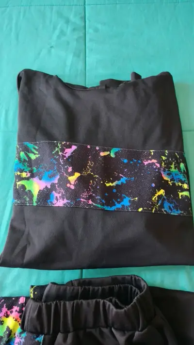 Conjunto deportivo negro con diseño colorido - miniatura 2