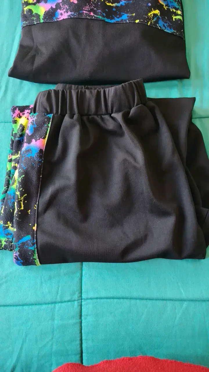 Conjunto deportivo negro con diseño colorido - 3