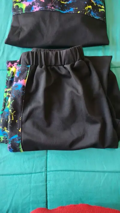 Conjunto deportivo negro con diseño colorido - miniatura 3