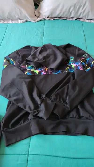 Conjunto deportivo negro con diseño colorido - miniatura 4