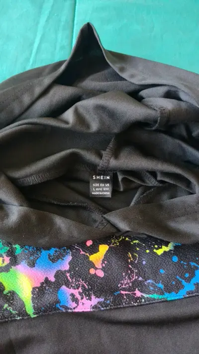 Conjunto deportivo negro con diseño colorido - miniatura 5