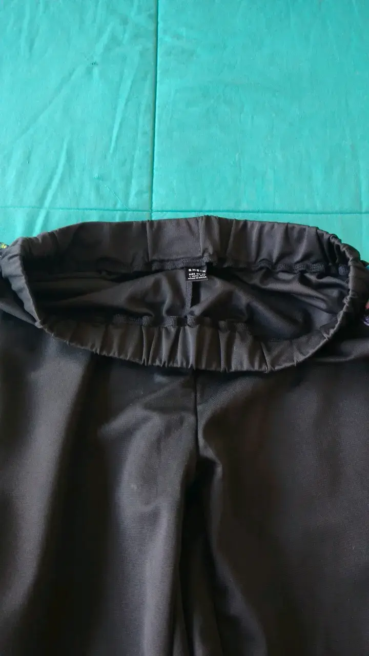 Conjunto deportivo negro con diseño colorido - 6