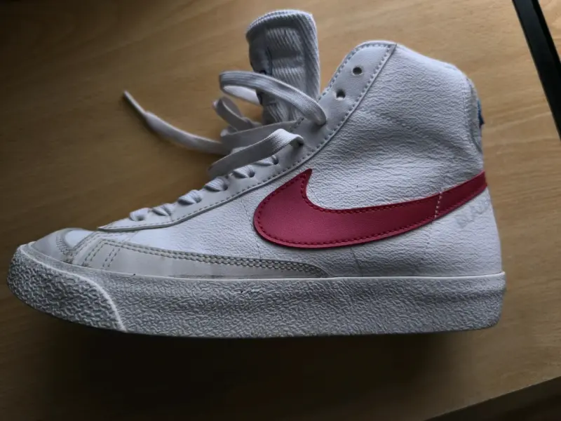 Zapatillas Nike Athletic Club Blancas y Rojas - 1