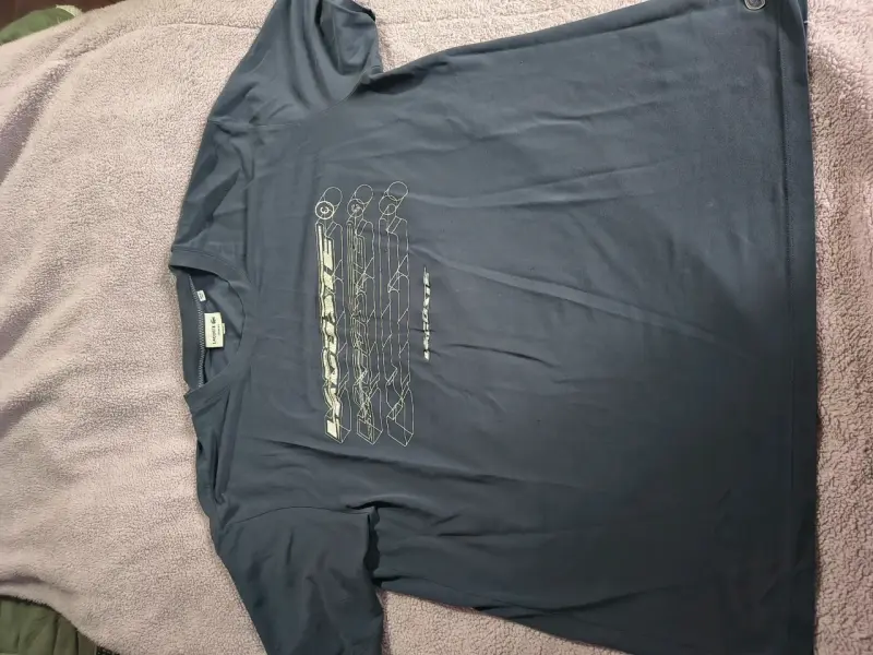 Polera Lacoste azul con diseño gráfico - 1