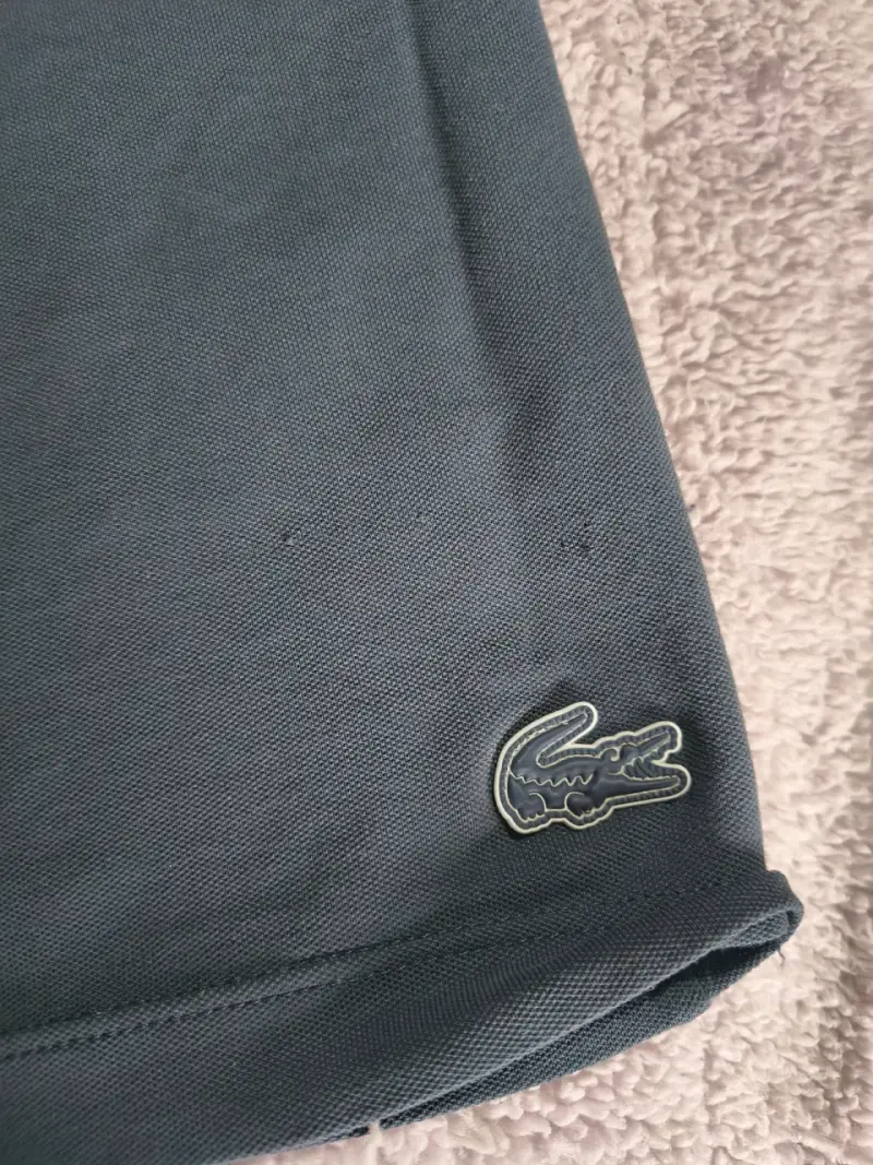 Polera Lacoste azul con diseño gráfico - 2