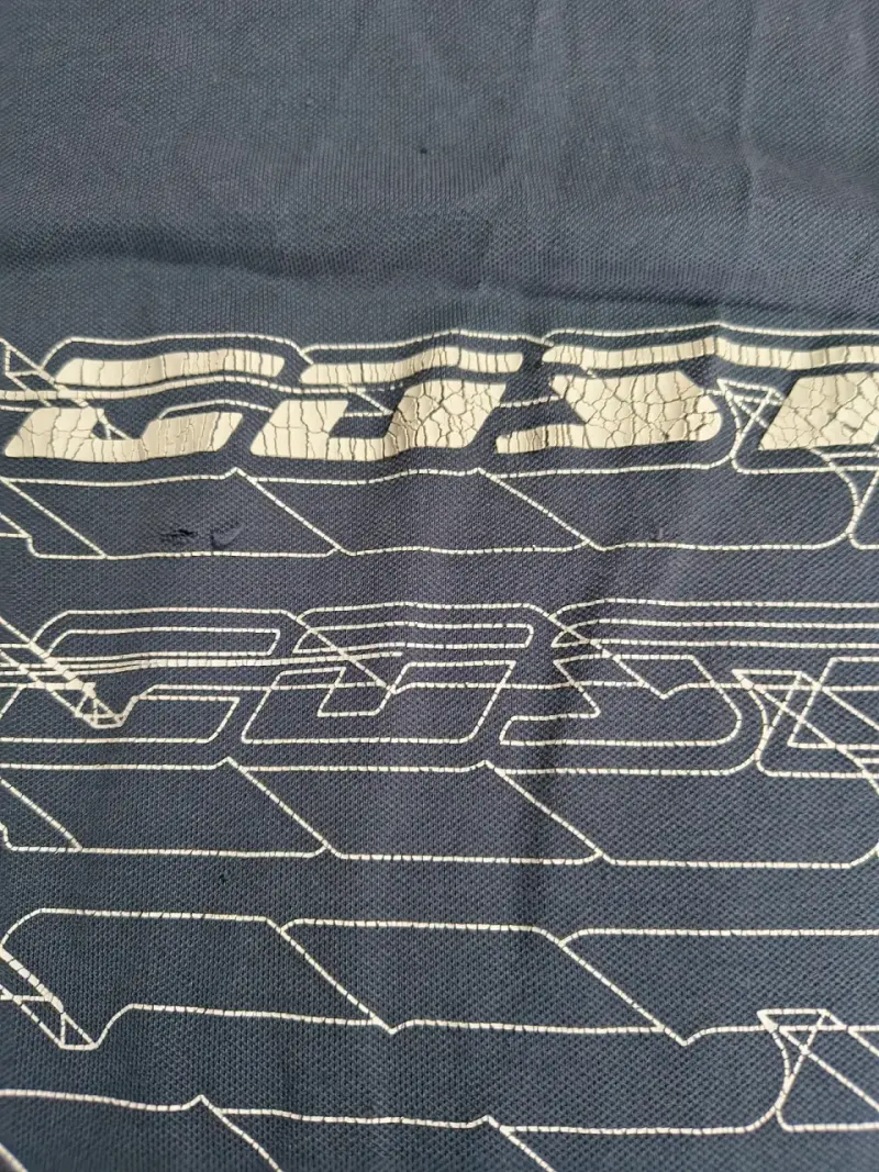 Polera Lacoste azul con diseño gráfico - 3