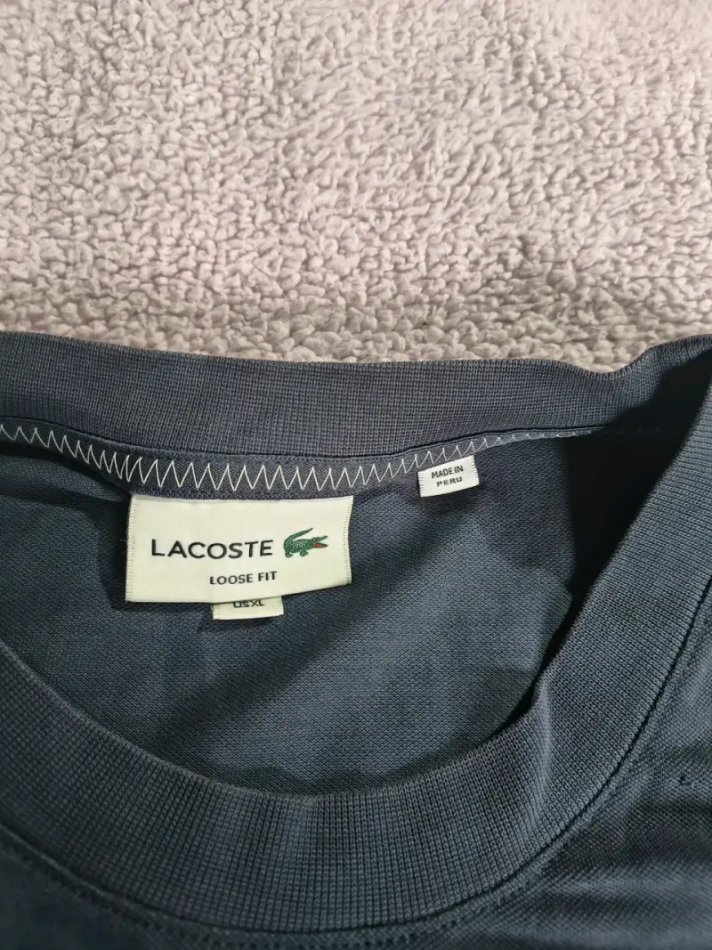 Polera Lacoste azul con diseño gráfico - 4