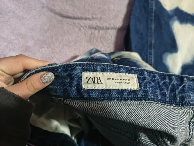 Jeans Zara con diseño tie-dye azul - 2
