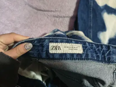 Jeans Zara con diseño tie-dye azul - miniatura 2