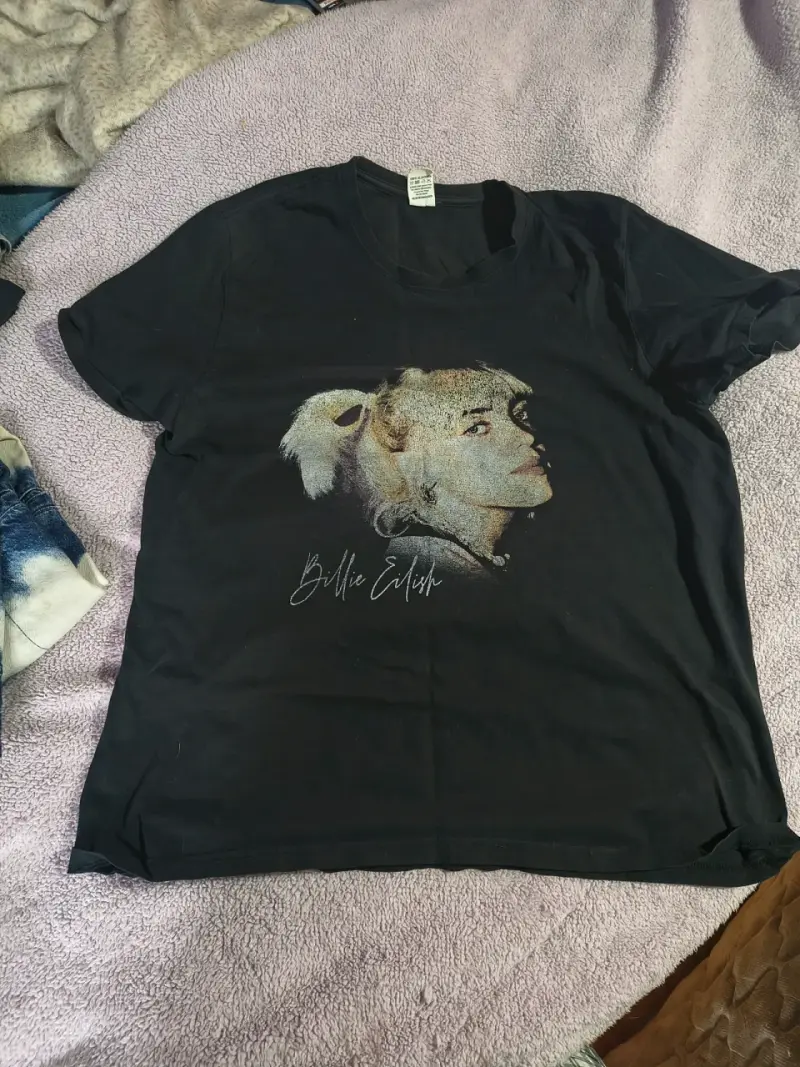 Polera negra con diseño de Billie Eilish - 1