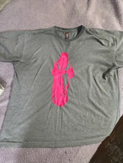 Polera gris con diseño rosa Particular talla M - miniatura 1