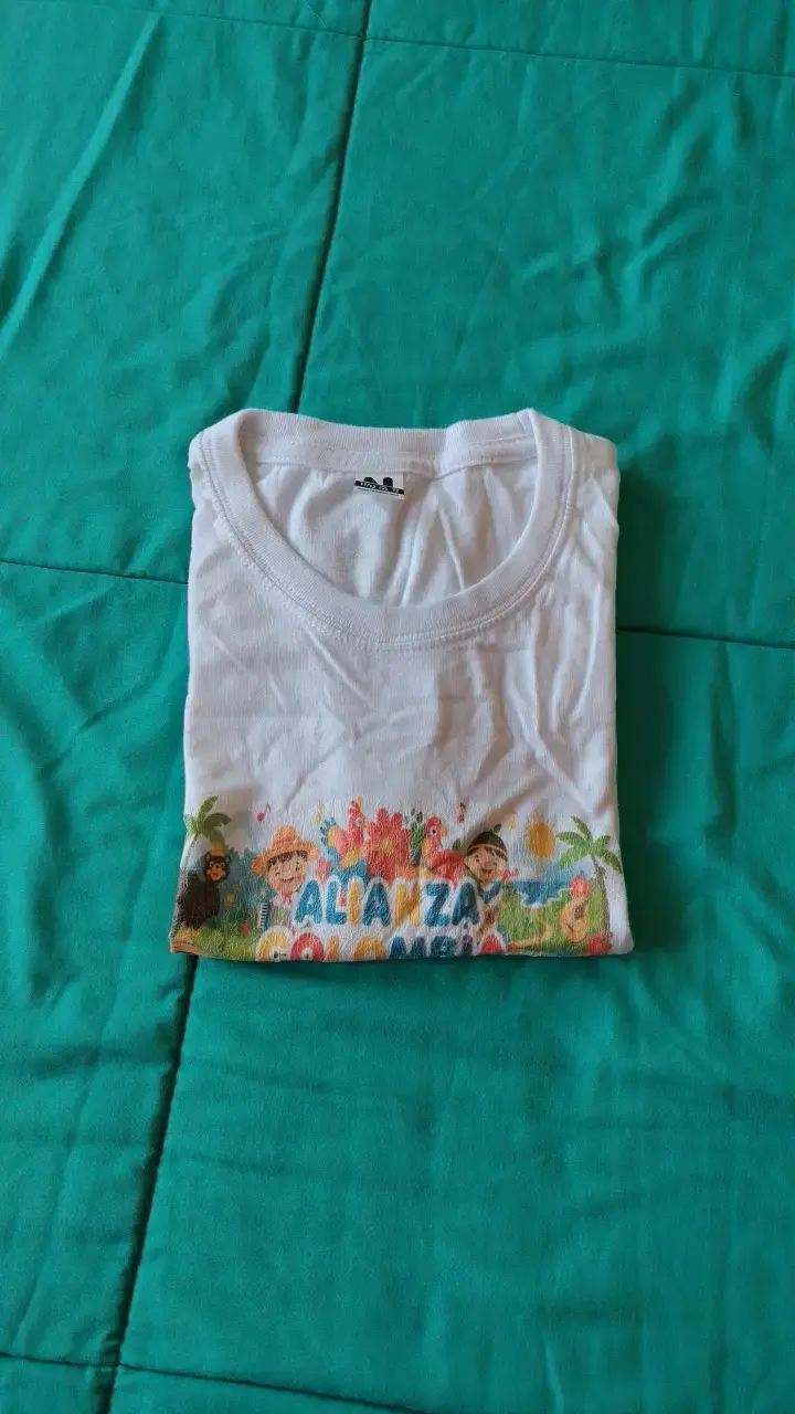 Polera infantil blanca con diseño Alianza Colombia - 1