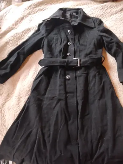 Abrigo negro con cinturón para mujer - miniatura 1