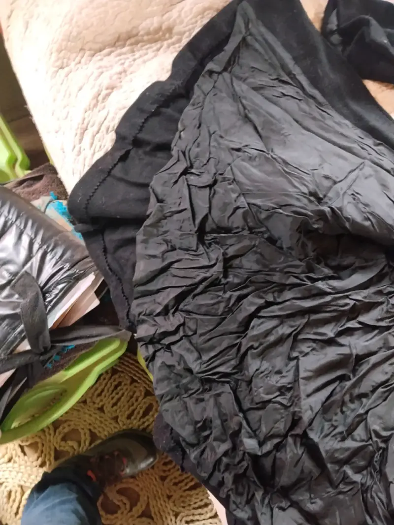 Abrigo negro con cinturón para mujer - 2