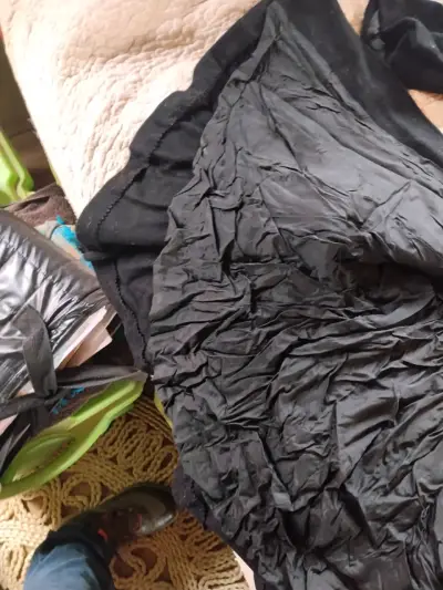 Abrigo negro con cinturón para mujer - miniatura 2