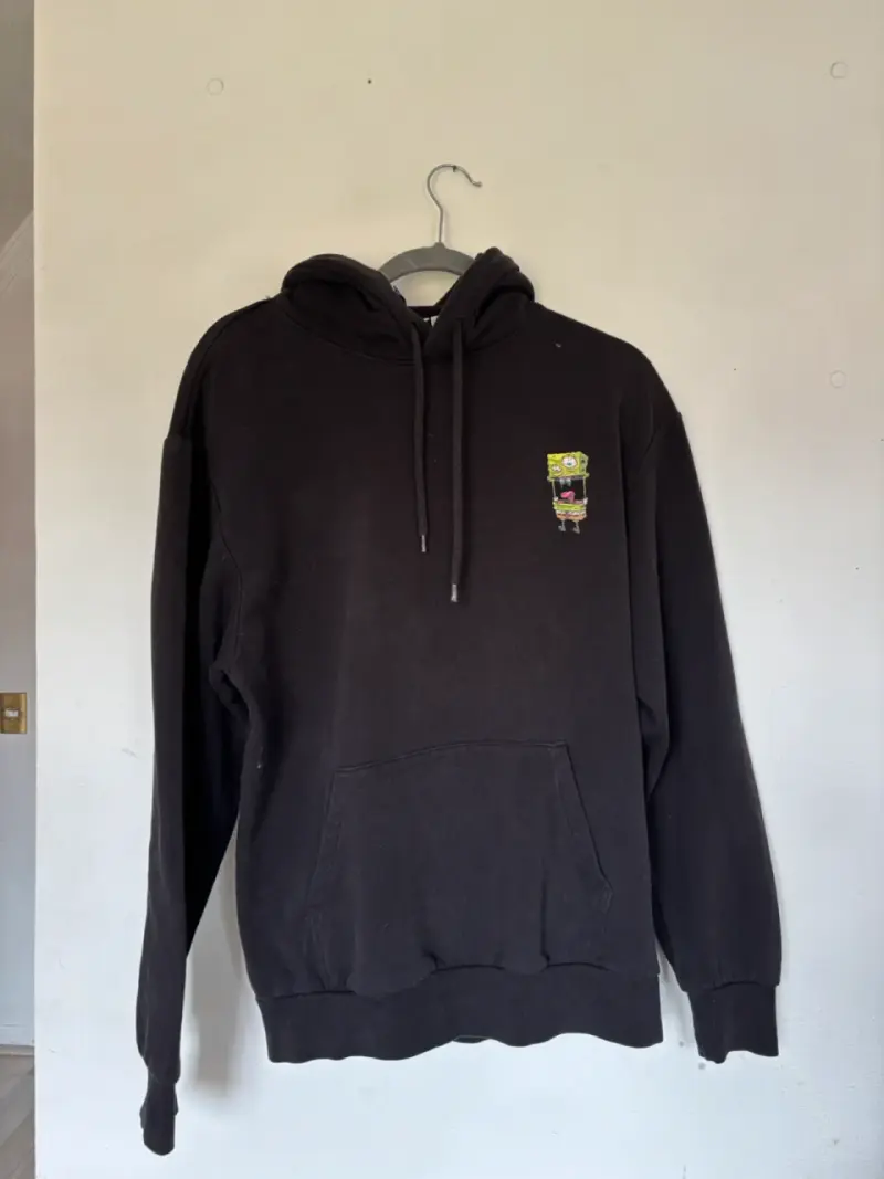 Polerón negro con diseño de Bob Esponja - 1