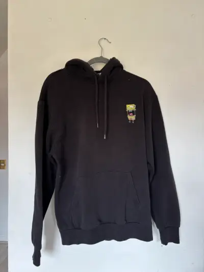 Polerón negro con diseño de Bob Esponja - miniatura 1