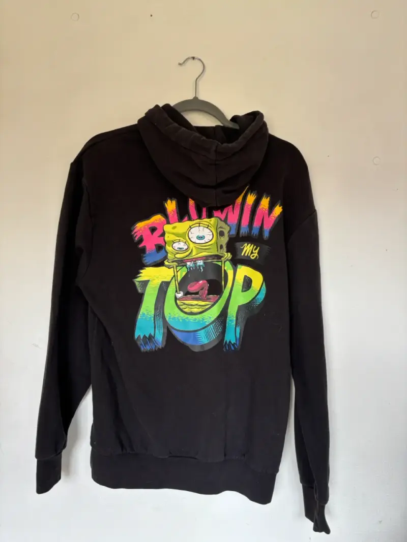 Polerón negro con diseño de Bob Esponja - 2