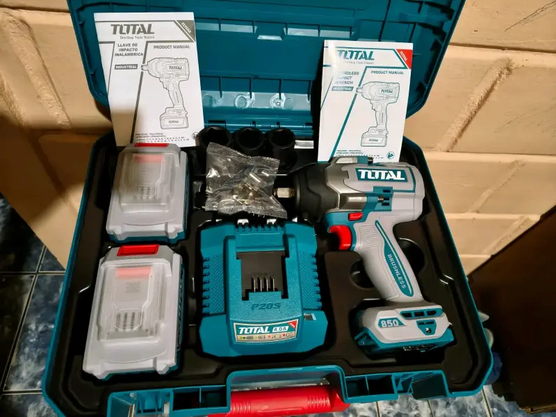 Llave de impacto inalámbrica Total con batería y cargador - 1