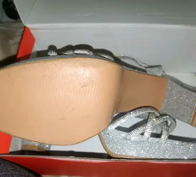 Sandalias de tacón alto plateadas brillantes - miniatura 4