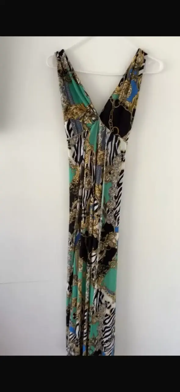 Vestido largo estampado animal print y cadenas