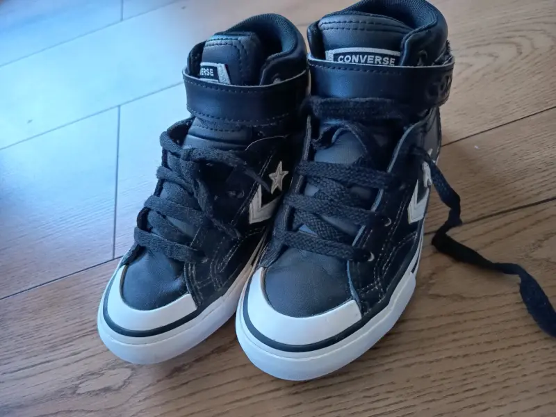 Zapatillas negras Converse para niños