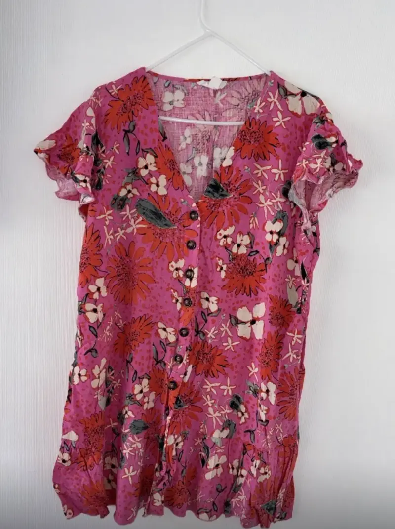 Blusa floral rosa con botones
