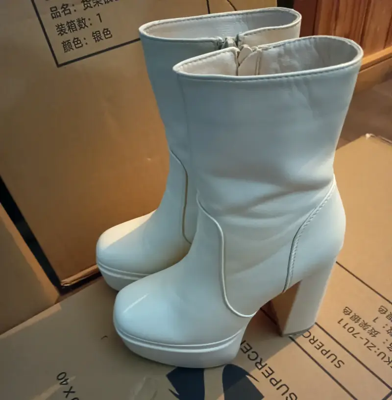 Botines blancos de plataforma con tacón alto - 1