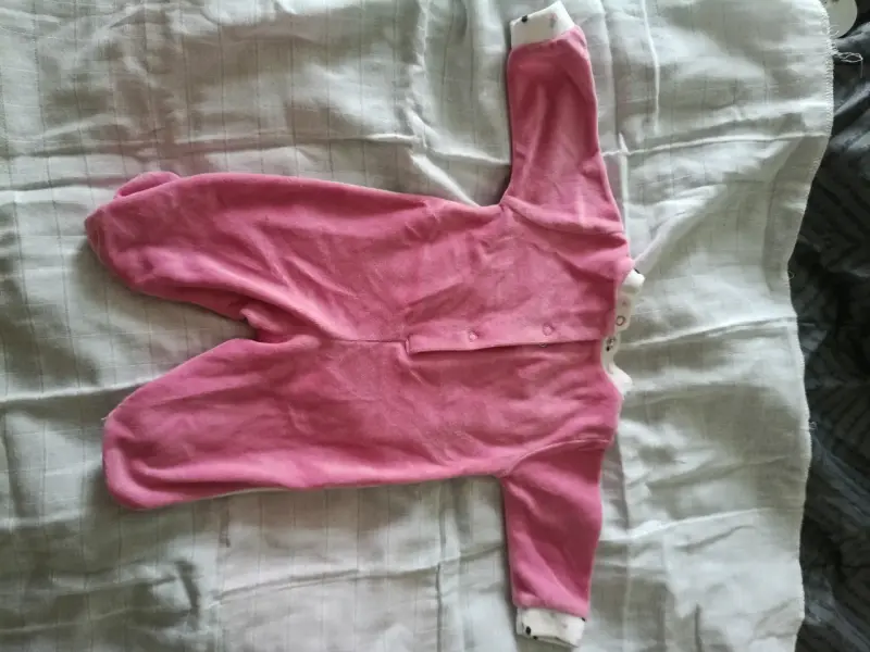Enterito de bebé rosado con diseño de Conejita - 2
