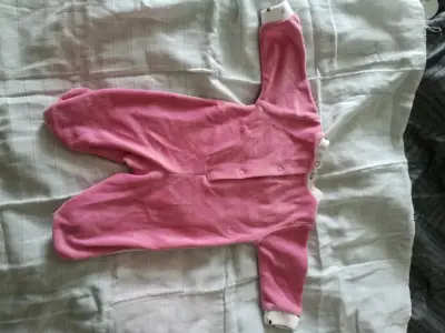 Enterito de bebé rosado con diseño de Conejita - miniatura 2