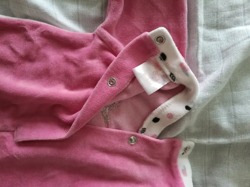 Enterito de bebé rosado con diseño de Conejita - 3