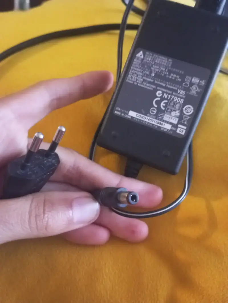 Cargador / Adaptador de corriente Delta 12V 1A - 2