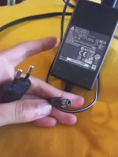 Cargador / Adaptador de corriente Delta 12V 1A - miniatura 2