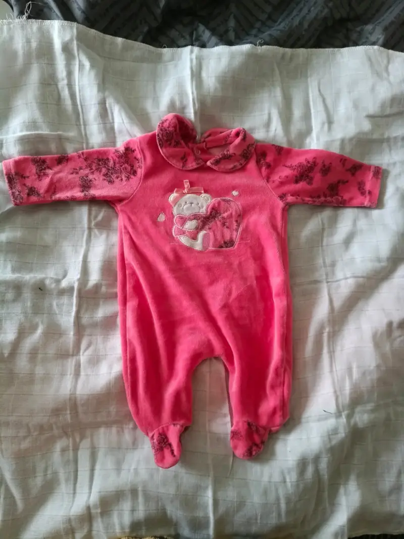 Enterito de bebé rosado con diseño de oso - 1