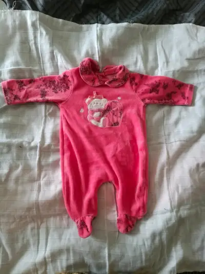 Enterito de bebé rosado con diseño de oso - miniatura 1