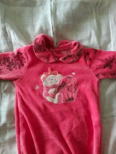 Enterito de bebé rosado con diseño de oso - miniatura 2