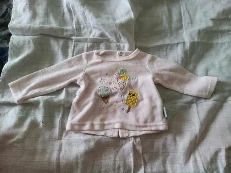 Polera de bebé rosa con diseño de helados - 1