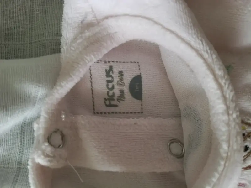 Polera de bebé rosa con diseño de helados - 3