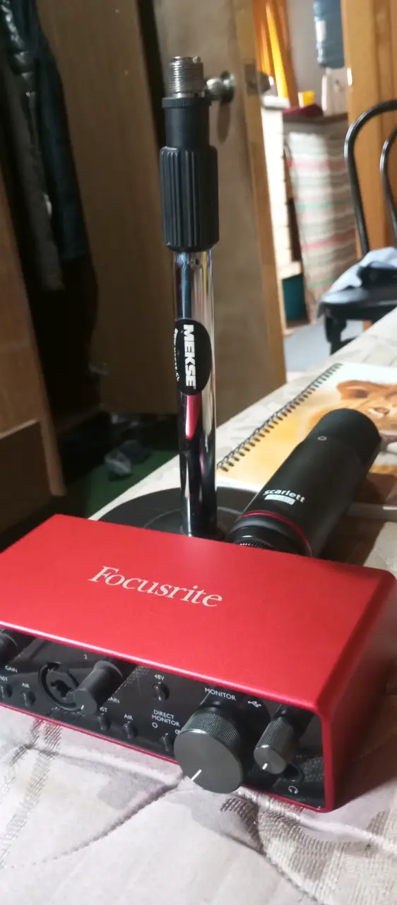 Interfaz de Audio Focusrite Scarlett 2i2 USB - 6