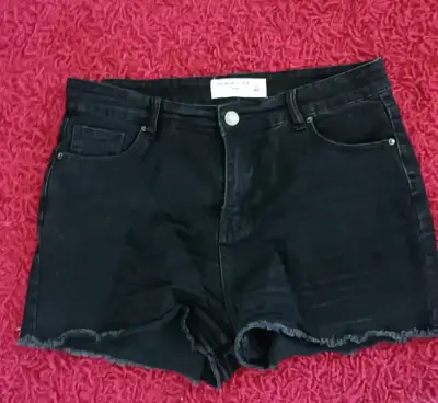 Shorts de mezclilla negros para mujer - miniatura 2