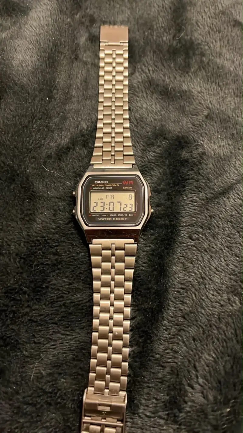 Reloj digital Casio vintage resistente al agua